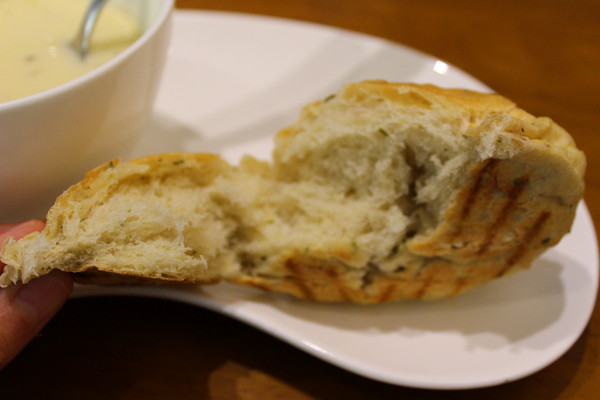 AM&PM洋食館-巨蛋店：[高雄]手工現做麵包x星星披薩 平價大滿足 AM&PM洋食館-巨蛋店