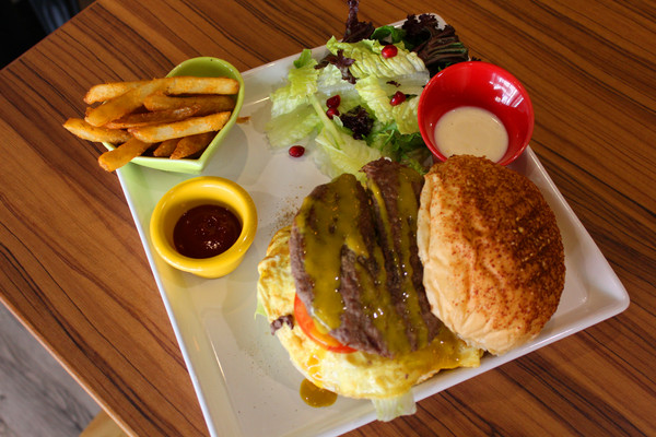 AM&PM洋食館-巨蛋店：[高雄]手工現做麵包x星星披薩 平價大滿足 AM&PM洋食館-巨蛋店