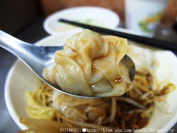 易奎担担麵店:【美食特搜。屏東市】易奎担担麵店。屏東私藏美食,這家乾麵的味道不一樣喔