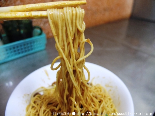 易奎担担麵店:【美食特搜。屏東市】易奎担担麵店。屏東私藏美食,這家乾麵的味道不一樣喔