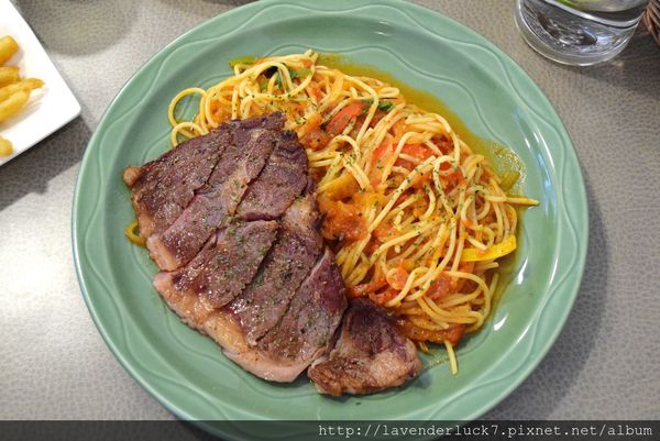 小熊義廚房：♥信義安和小熊義廚房--大分量牛排麵!