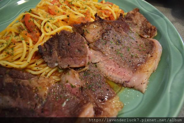 小熊義廚房：♥信義安和小熊義廚房--大分量牛排麵!