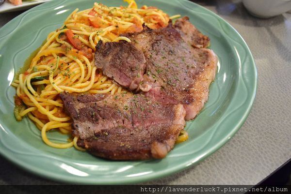 小熊義廚房：♥信義安和小熊義廚房--大分量牛排麵!