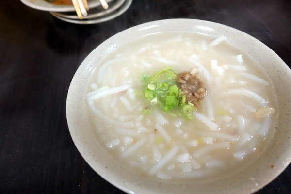 阿榮香菇肉粥米粉湯：(胖樺食記)永和四號公園旁銅板美食「阿榮香菇肉粥/米粉湯」，紅燒肉入口即化讓人一試成主顧