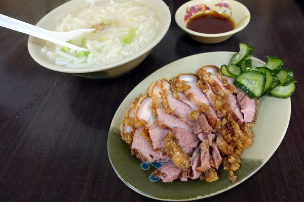 阿榮香菇肉粥米粉湯：(胖樺食記)永和四號公園旁銅板美食「阿榮香菇肉粥/米粉湯」，紅燒肉入口即化讓人一試成主顧