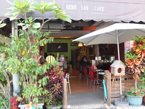 149here-coffee：【美食特搜。屏東市】HERE 149 CAFE(屏東店)。店名以地址149號命名 花草綠意掩映著私房基地