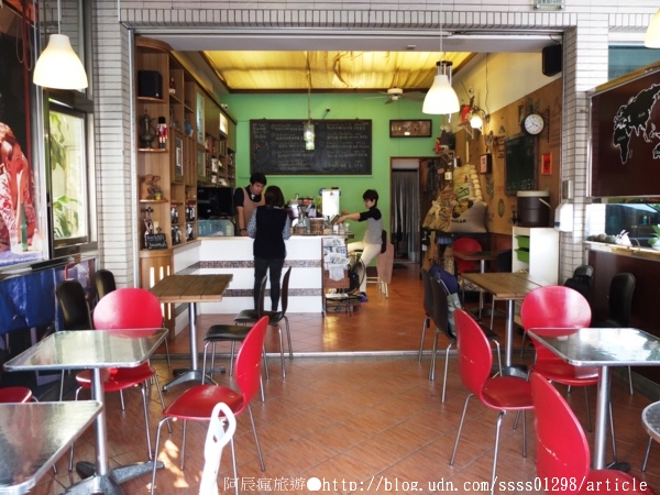 149here-coffee：【美食特搜。屏東市】HERE 149 CAFE(屏東店)。店名以地址149號命名 花草綠意掩映著私房基地