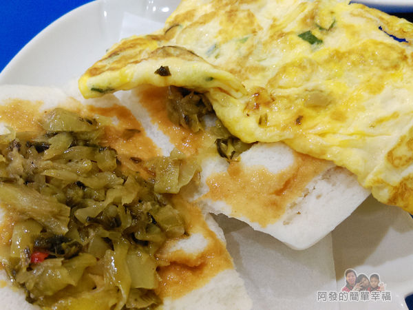 2個蛋早餐15-饅頭夾蛋-塗抹花生醬放上酸菜