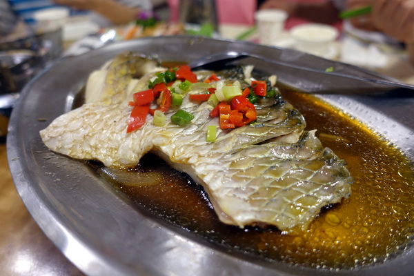 玉蘭活魚餐廳:(胖樺食記)桃園龍潭活魚三吃「玉蘭活魚餐廳」/有停車位/石門水庫/平價/三代老店