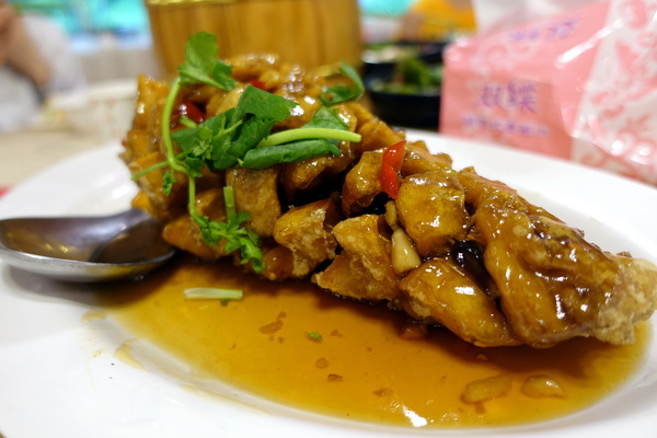 玉蘭活魚餐廳:(胖樺食記)桃園龍潭活魚三吃「玉蘭活魚餐廳」/有停車位/石門水庫/平價/三代老店