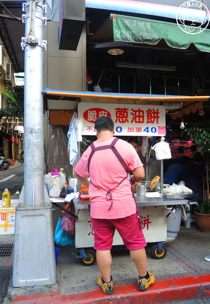 華陰街商圈  脆皮蔥油餅：呷飽祙【台北大同･黃福龍脆皮蔥油餅】後火車站必吃蔥油餅