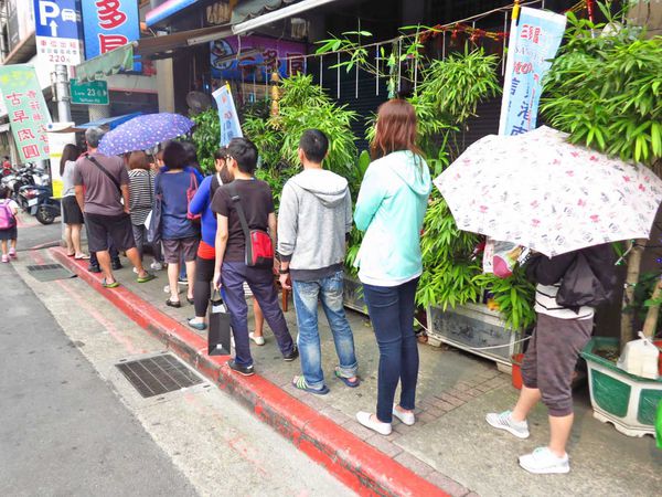 【台北美食】黃福龍脆皮蔥油餅-台北車站銅板美食