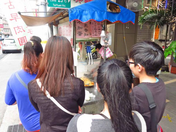 【台北美食】黃福龍脆皮蔥油餅-台北車站銅板美食