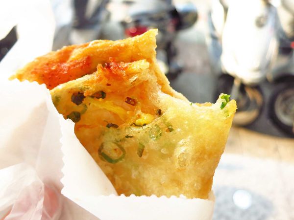 【台北美食】黃福龍脆皮蔥油餅-台北車站銅板美食