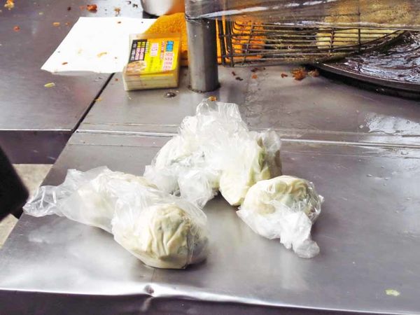 【台北美食】黃福龍脆皮蔥油餅-台北車站銅板美食