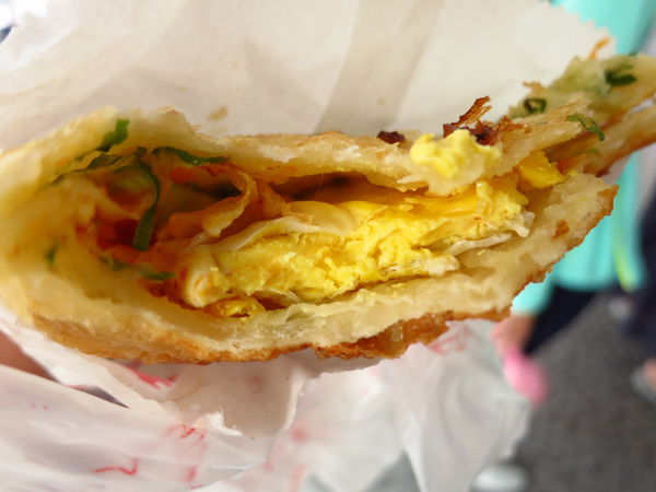 【台北美食】黃福龍脆皮蔥油餅-台北車站銅板美食