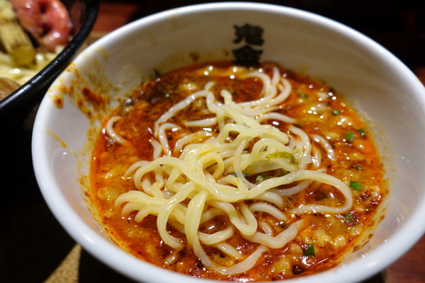 カラシビ味噌拉麵 鬼金棒:(胖樺食記) 捷運中山站推薦美食「カラシビ鬼金棒辣麻味噌拉麵」/道地日式拉麵沾麵/不收一成服務費/和牛拉麵/台北車站