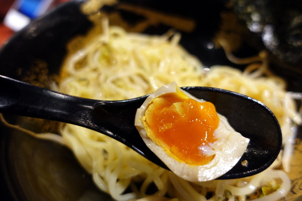 カラシビ味噌拉麵 鬼金棒:(胖樺食記) 捷運中山站推薦美食「カラシビ鬼金棒辣麻味噌拉麵」/道地日式拉麵沾麵/不收一成服務費/和牛拉麵/台北車站