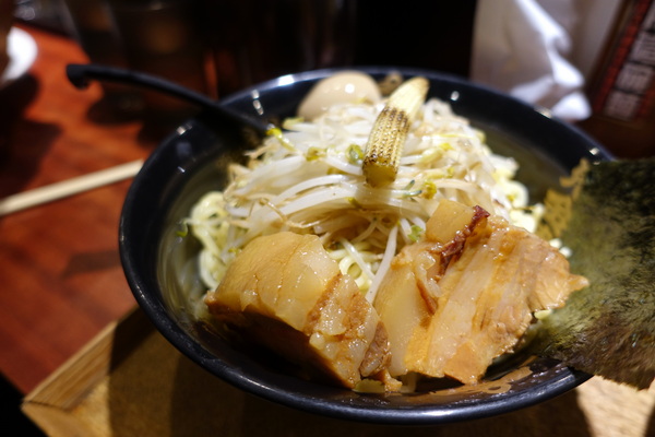 カラシビ味噌拉麵 鬼金棒:(胖樺食記) 捷運中山站推薦美食「カラシビ鬼金棒辣麻味噌拉麵」/道地日式拉麵沾麵/不收一成服務費/和牛拉麵/台北車站