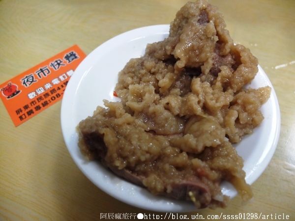 夜市快餐:【美食特搜。屏東市】夜市快餐。汁多味美排骨飯 屏東獨有的「排骨山脈」 屏東夜市美食篇