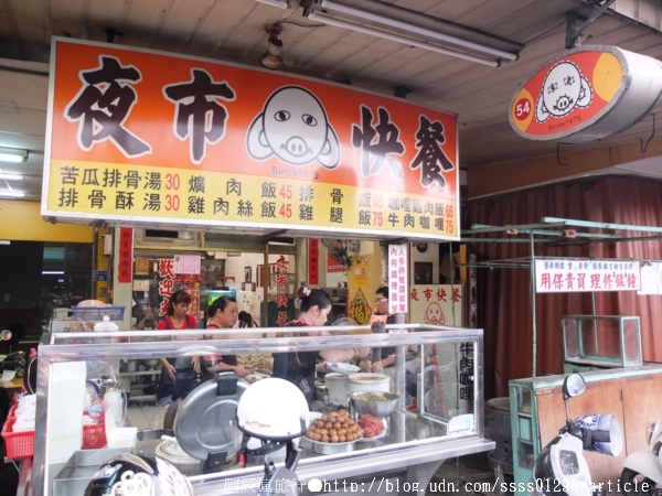 夜市快餐:【美食特搜。屏東市】夜市快餐。汁多味美排骨飯 屏東獨有的「排骨山脈」 屏東夜市美食篇