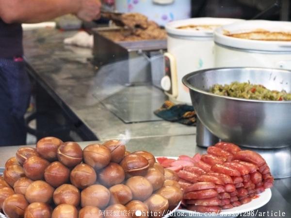 夜市快餐:【美食特搜。屏東市】夜市快餐。汁多味美排骨飯 屏東獨有的「排骨山脈」 屏東夜市美食篇