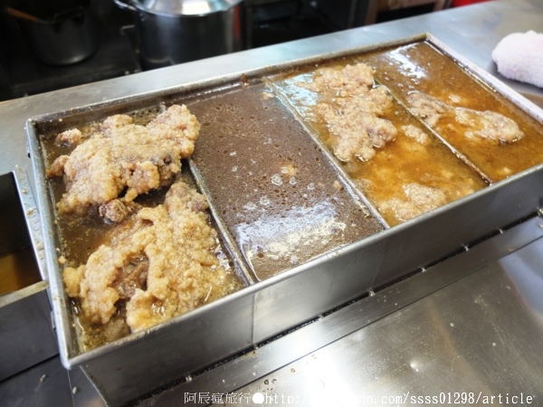 夜市快餐:【美食特搜。屏東市】夜市快餐。汁多味美排骨飯 屏東獨有的「排骨山脈」 屏東夜市美食篇