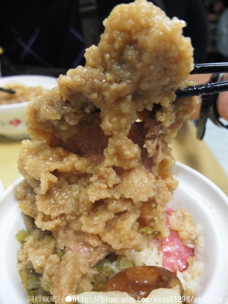 夜市快餐:【美食特搜。屏東市】夜市快餐。汁多味美排骨飯 屏東獨有的「排骨山脈」 屏東夜市美食篇