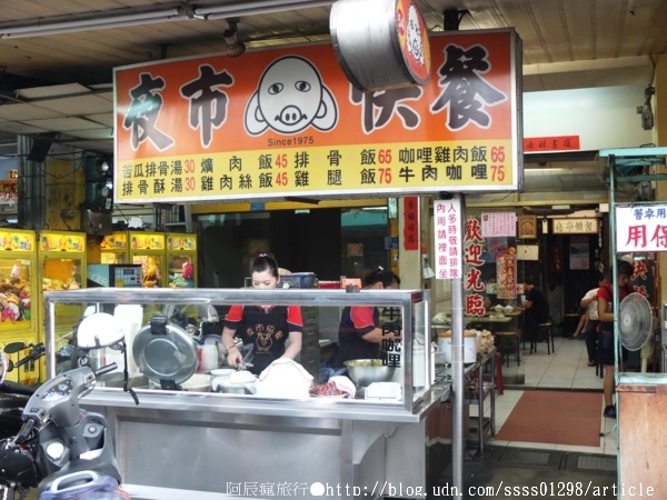 夜市快餐:【美食特搜。屏東市】夜市快餐。汁多味美排骨飯 屏東獨有的「排骨山脈」 屏東夜市美食篇