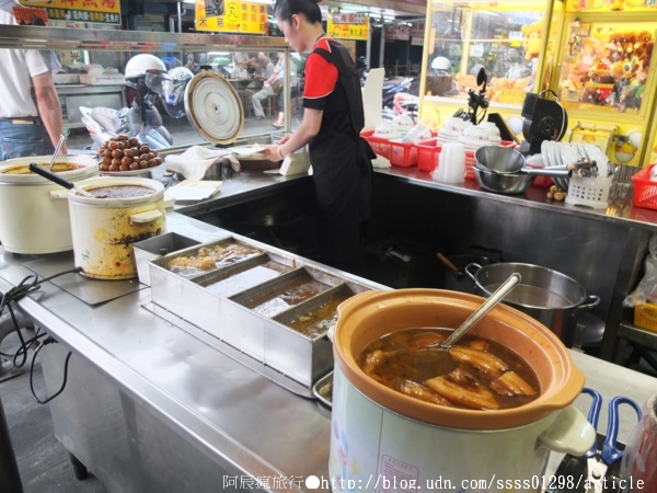 夜市快餐:【美食特搜。屏東市】夜市快餐。汁多味美排骨飯 屏東獨有的「排骨山脈」 屏東夜市美食篇