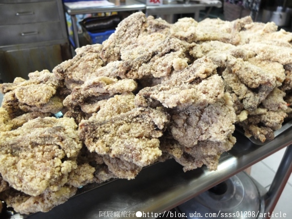 夜市快餐:【美食特搜。屏東市】夜市快餐。汁多味美排骨飯 屏東獨有的「排骨山脈」 屏東夜市美食篇