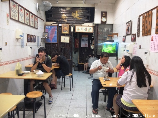 夜市快餐:【美食特搜。屏東市】夜市快餐。汁多味美排骨飯 屏東獨有的「排骨山脈」 屏東夜市美食篇