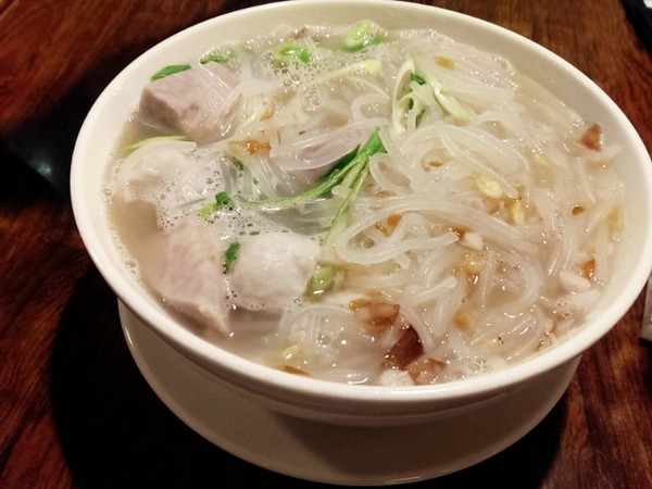 六堆伙房(中山店)：《中山》六堆伙房 客家麵食館│擂茶Q麻糬鍋餅ღ ×鹹豬肉捲餅×西米焗烤布丁~連甜點都富有創意!