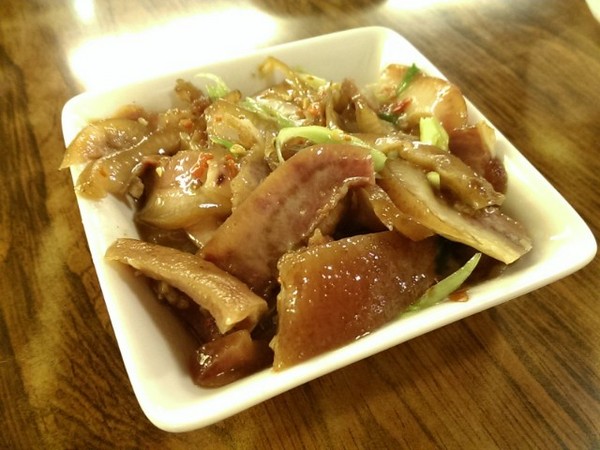 六堆伙房(中山店)：《中山》六堆伙房 客家麵食館│擂茶Q麻糬鍋餅ღ ×鹹豬肉捲餅×西米焗烤布丁~連甜點都富有創意!