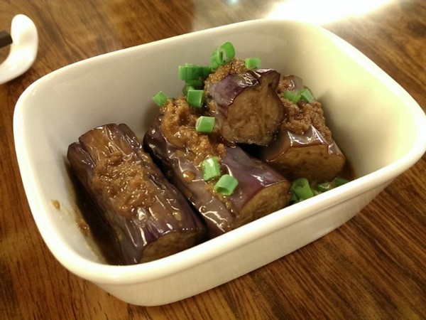 六堆伙房(中山店)：《中山》六堆伙房 客家麵食館│擂茶Q麻糬鍋餅ღ ×鹹豬肉捲餅×西米焗烤布丁~連甜點都富有創意!