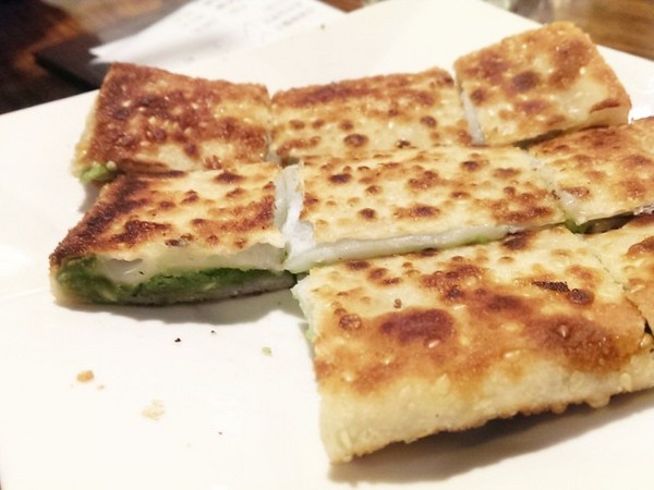 六堆伙房(中山店)：《中山》六堆伙房 客家麵食館│擂茶Q麻糬鍋餅ღ ×鹹豬肉捲餅×西米焗烤布丁~連甜點都富有創意!