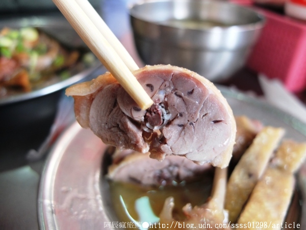 侯家滷味：【美食特搜。屏東市】侯家滷味塩水鴨。屏東市中正路上50餘年老字號 道地家鄉風味鹹水鴨