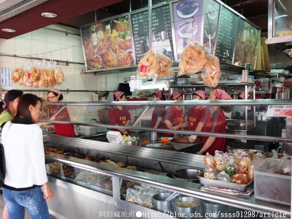 侯家滷味：【美食特搜。屏東市】侯家滷味塩水鴨。屏東市中正路上50餘年老字號 道地家鄉風味鹹水鴨