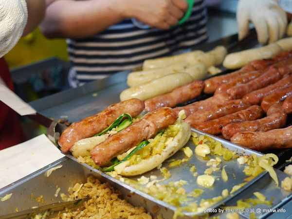 百膳工房:【食記】台中百膳工房逢甲大腸包小腸創始店@西屯逢甲夜市 : 腸衣微韌, 不同口感的好滋味
