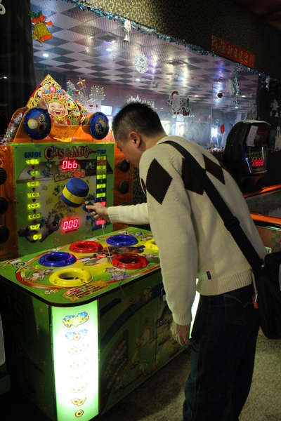 全球附合式運動休閒館:中和『全球複合式運動休閒館』釣蝦/保齡球館/棒壘球/撞球/飛鏢