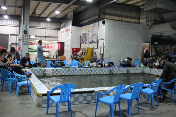 全球附合式運動休閒館:中和『全球複合式運動休閒館』釣蝦/保齡球館/棒壘球/撞球/飛鏢