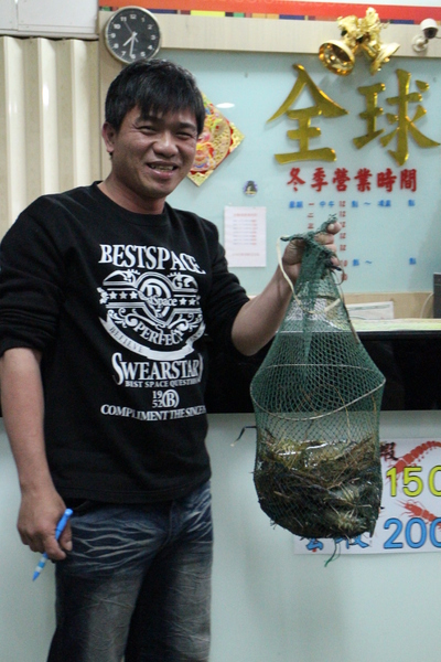 全球附合式運動休閒館:中和『全球複合式運動休閒館』釣蝦/保齡球館/棒壘球/撞球/飛鏢