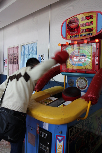 全球附合式運動休閒館:中和『全球複合式運動休閒館』釣蝦/保齡球館/棒壘球/撞球/飛鏢