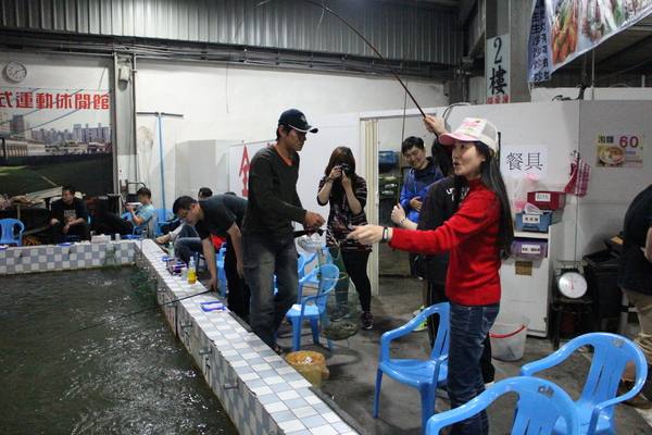 全球附合式運動休閒館:中和『全球複合式運動休閒館』釣蝦/保齡球館/棒壘球/撞球/飛鏢