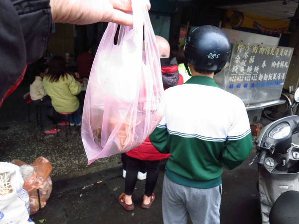 【新莊】無名麵攤-10元豬頭皮20元燙青菜20元乾麵