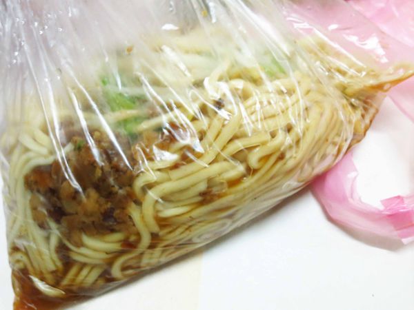 【新莊】無名麵攤-10元豬頭皮20元燙青菜20元乾麵