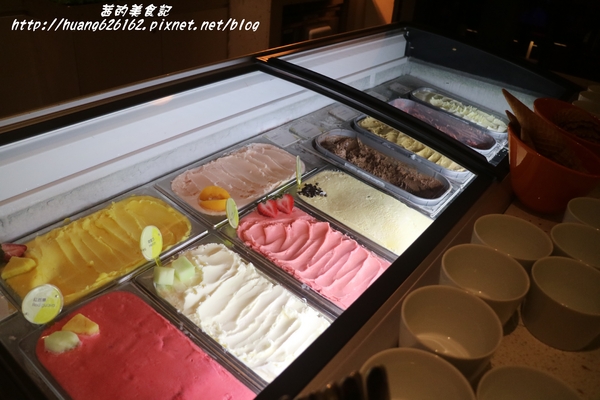 台北W飯店 - the kitchen table 西餐廳:【台北信義區】東區時尚美食『台北W飯店 - the kitchen table 西餐廳』信義區高級Buffet/BBQ肉遇之夜/捷運市政府站