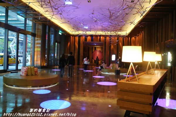 台北W飯店 - the kitchen table 西餐廳:【台北信義區】東區時尚美食『台北W飯店 - the kitchen table 西餐廳』信義區高級Buffet/BBQ肉遇之夜/捷運市政府站