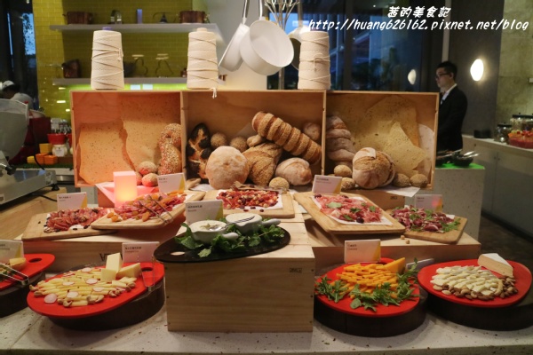 台北W飯店 - the kitchen table 西餐廳:【台北信義區】東區時尚美食『台北W飯店 - the kitchen table 西餐廳』信義區高級Buffet/BBQ肉遇之夜/捷運市政府站