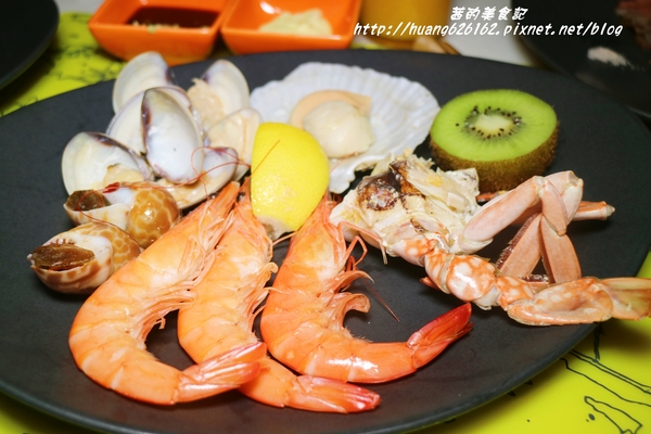 台北W飯店 - the kitchen table 西餐廳:【台北信義區】東區時尚美食『台北W飯店 - the kitchen table 西餐廳』信義區高級Buffet/BBQ肉遇之夜/捷運市政府站